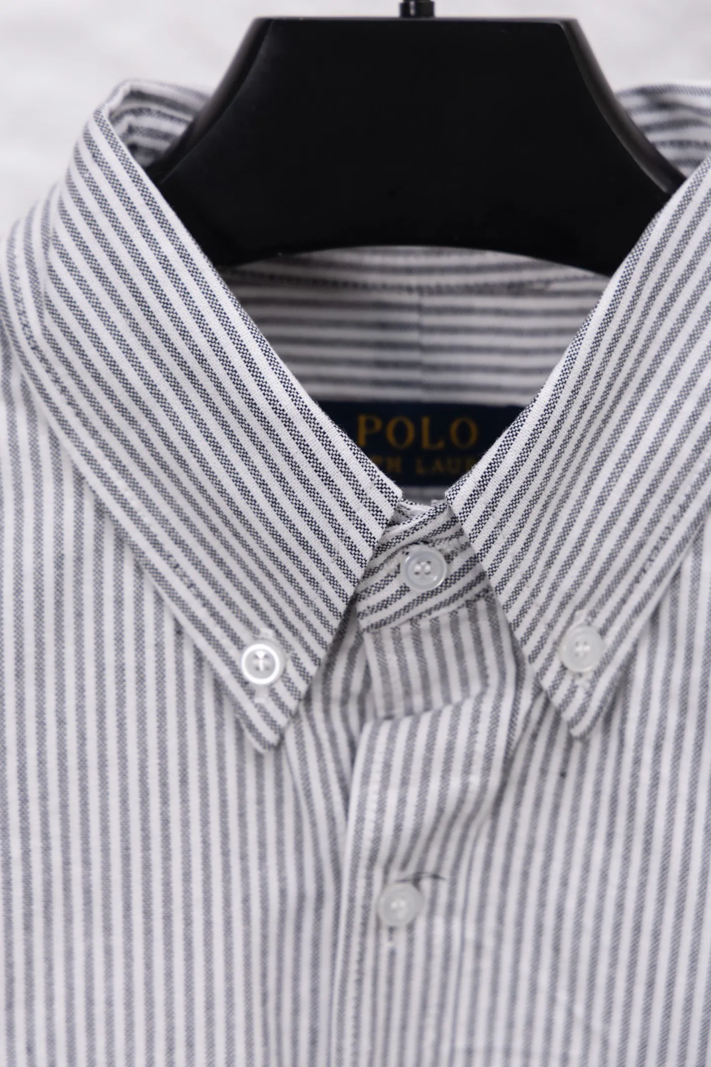 P210 model number/F149 Ralph Laure small label color block embroidered shirt. Same style for men and women. The details of the official website are the same. Full set of packaging. Three labels are complete. Moisture-proof paper. Different market currency. Feel free to compare. The fabric is customized and dyed with ultra-high washed tie-dye process. Complex workmanship. Non-original pure cotton Oxford fabric material. Garment wash. Skin-friendly and comfortable. Classic and versatile. Suitable for business and leisure. Collar buttons. Different currency. All fabric accessories are original and benchmarked. The precise and high-quality jacquard craftsmanship makes the fabrics integrated into one. The upper body is soft and comfortable, extremely delicate, the hand feels solid, smooth and soft. The fabric does not wrinkle, and the hand feel is invincible. Perfect details. Size: S-XL